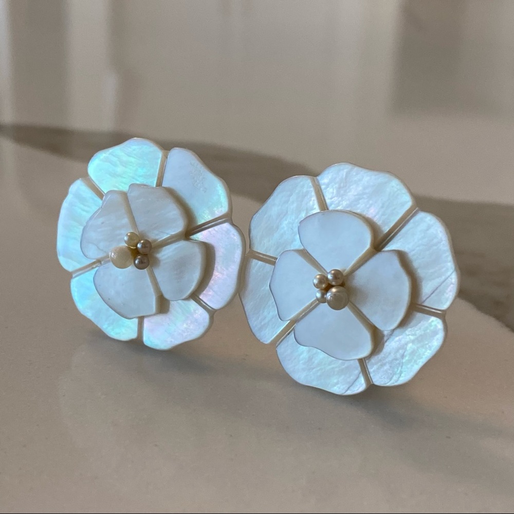 💯 Authentic Chanel Mother of Pearl Clip Earrings